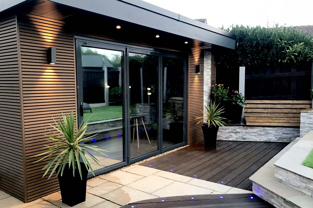 Casa con revestimiento exterior (siding WPC) con acabado de madera