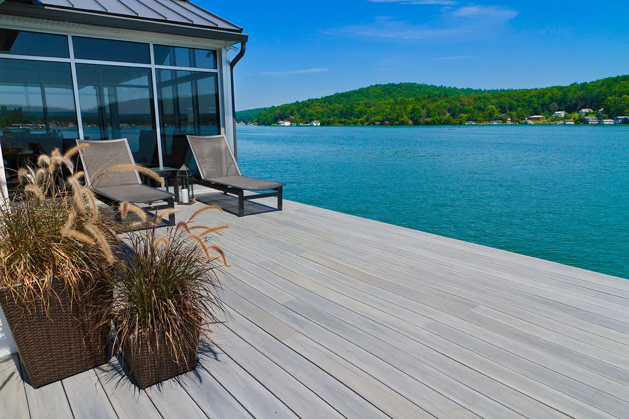 Deck compuesto (WPC) color gray walnut en una terraza