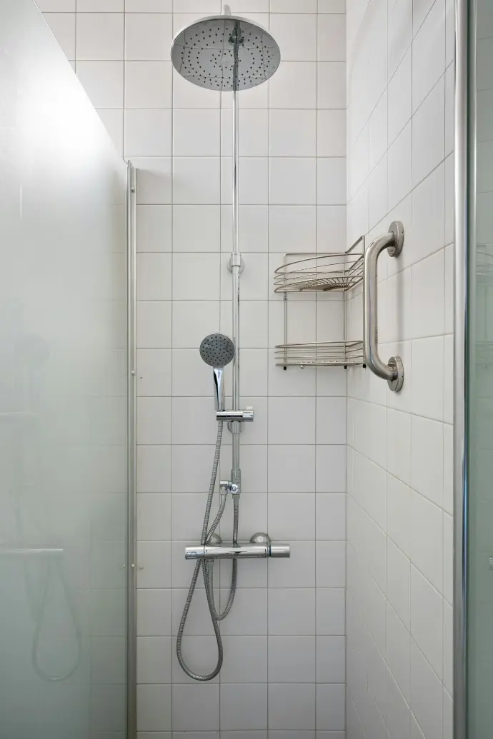 Baño remodelado con ducha moderna