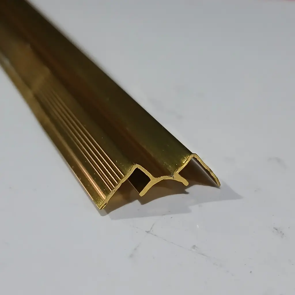 PERFIL JA523 110"I/CORNER GOLD