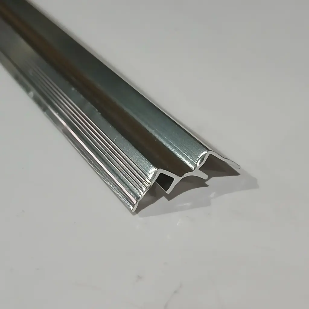 [140003112] PERFIL JA523 110"I/CORNER SILVER