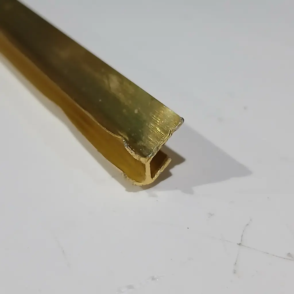 PERFIL JA525 110"E/CORNER GOLD