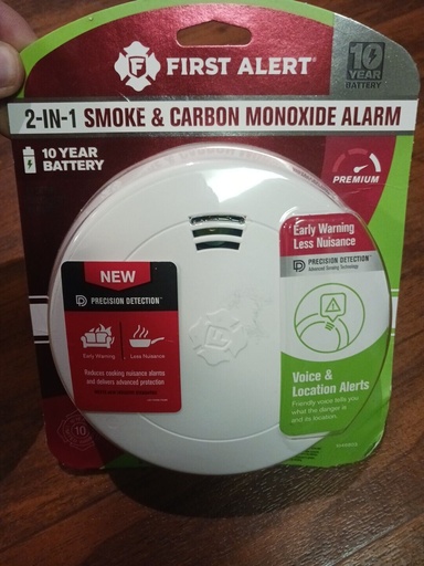 [5050064] First Alert 10 Year Battery-Powered Photoelectric Smoke and Carbon Monoxide Detector 1 Each